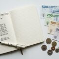 Dansk nødfond – kontanter og opsparingsplan på notesbog